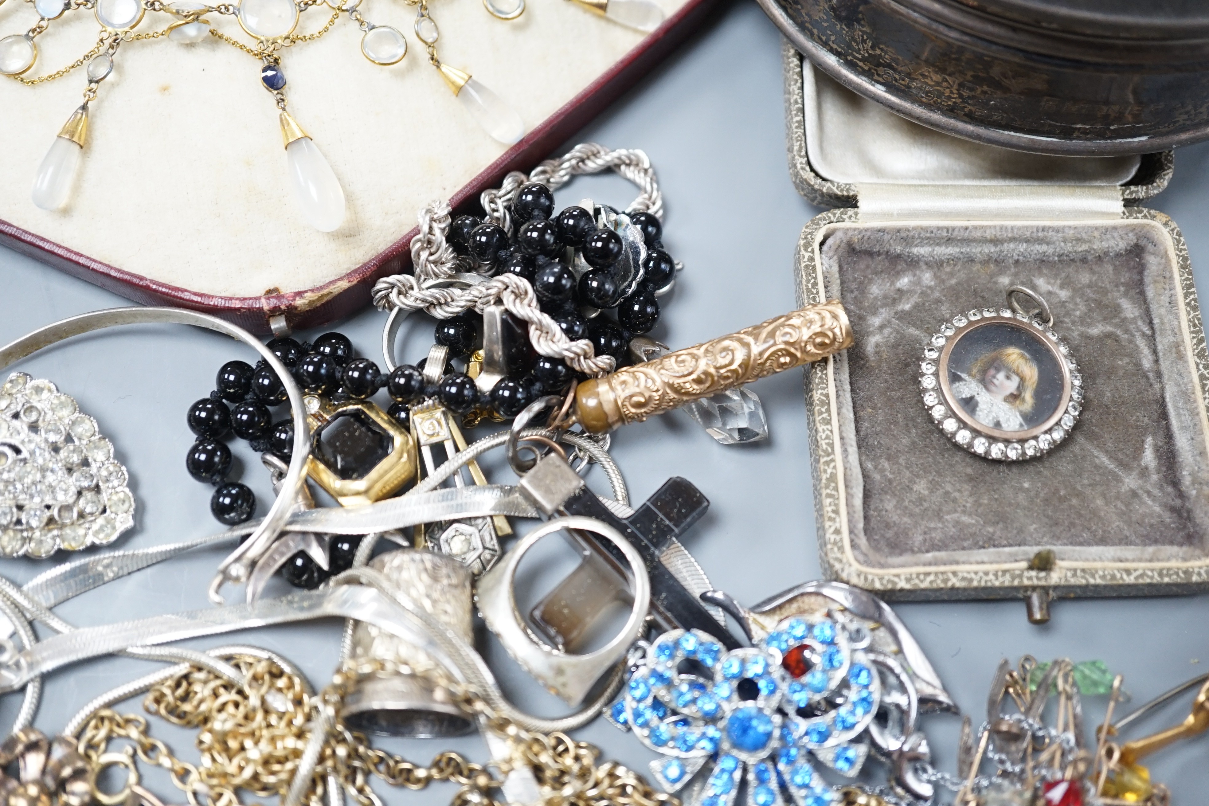 A George V silver and tortoiseshell mounted circular trinket box and a group of assorted jewellery, including costume.